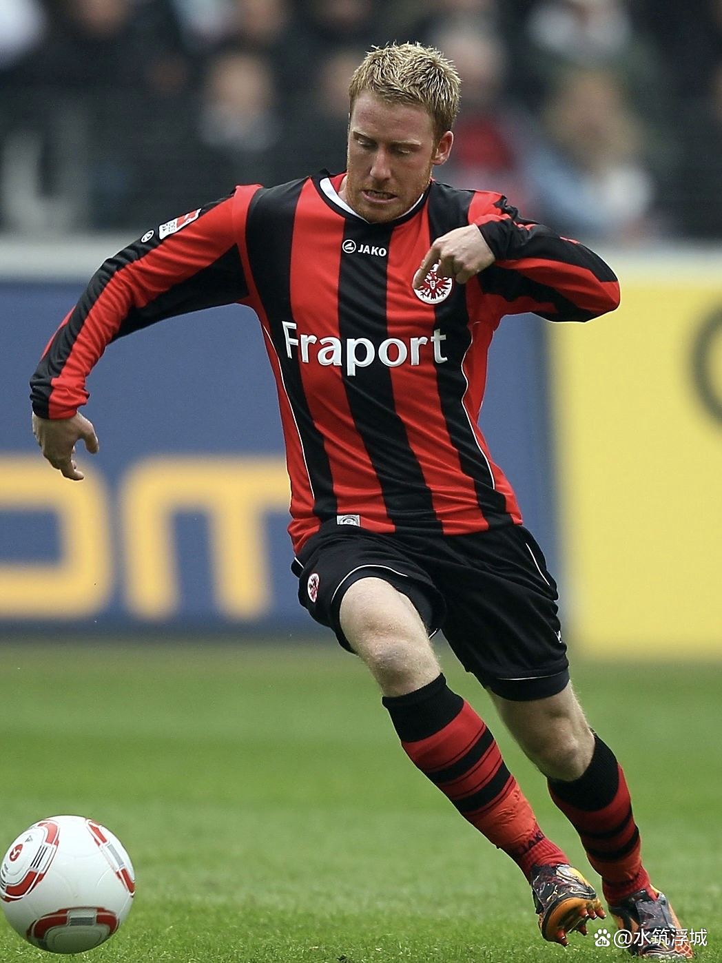 德甲传奇球星现身！球迷热情欢呼迎接他的归来的简单介绍